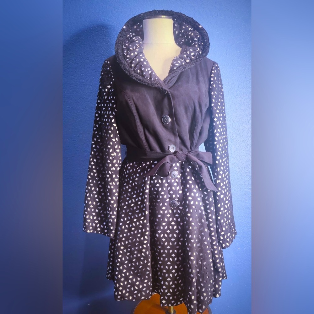 Firmiana Size Large, Black and White.